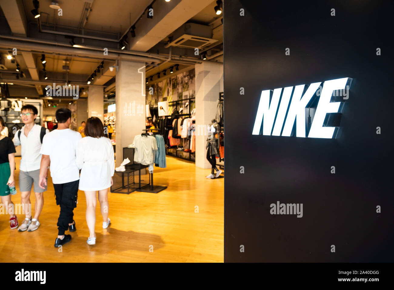 Shenzhen, Guangdong, China. 5. Okt, 2019. Kunden besuchen Amerikanische multinationale Sportswear Hersteller Nike Store in Shenzhen. Credit: Alex Tai/SOPA Images/ZUMA Draht/Alamy leben Nachrichten Stockfoto