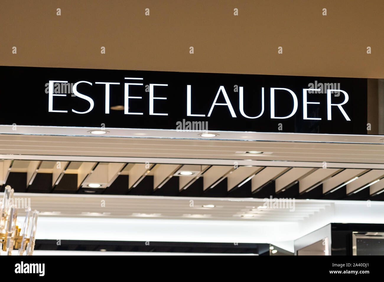 Amerikanische multinationale Pflege und Make-up-Produkte corporation Estee Lauder Logo in Shenzhen gesehen. Stockfoto