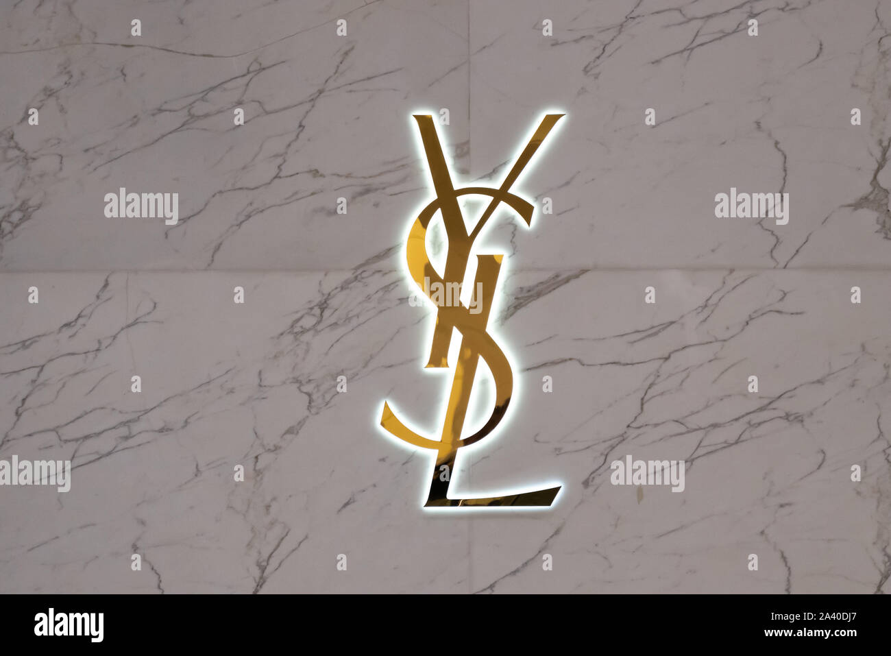 Franzosischen Luxus Fashion House Yves Saint Laurent Logo In Shenzhen Gesehen Stockfotografie Alamy Franzosischen Luxus Fashion House Yves Saint Laurent Logo In Shenzhen Gesehen Stockfotografie Alamy