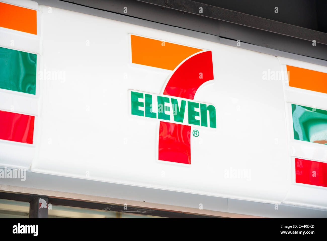 Japanisch-amerikanischen internationalen Convenience store Kette 7-Eleven Logo in Shenzhen gesehen. Stockfoto
