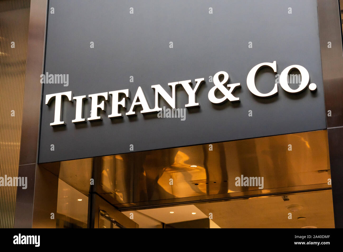 Amerikanischer Luxus Schmuck und Facheinzelhändler Tiffany & Co Logo in Shenzhen gesehen. Stockfoto