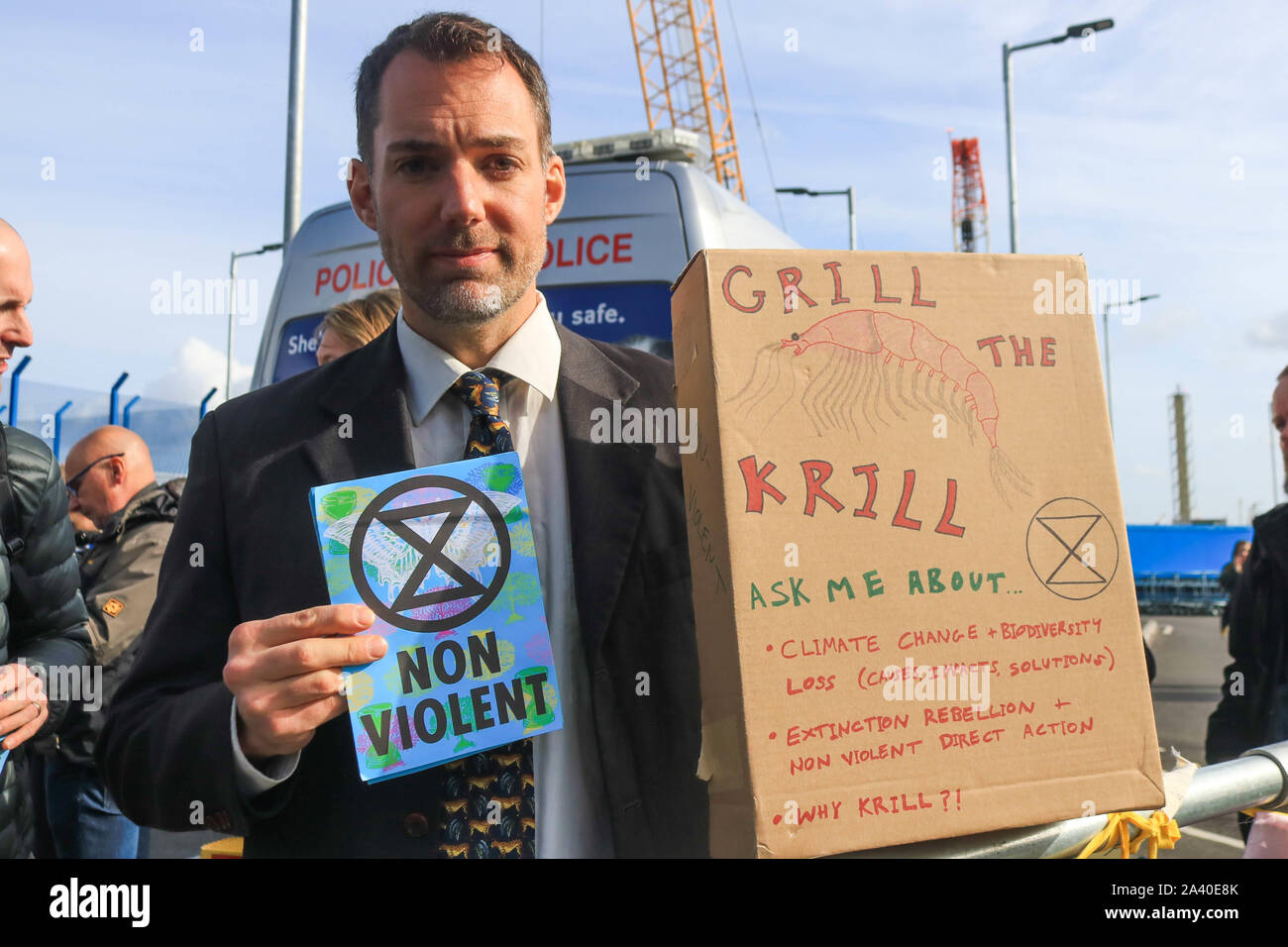 Ein Klima Aktivist Demonstrant hält eine Broschüre als Aussterben rebellion Demonstranten versuchen Sie die London City Airport für drei Tage zu schließen. Stockfoto