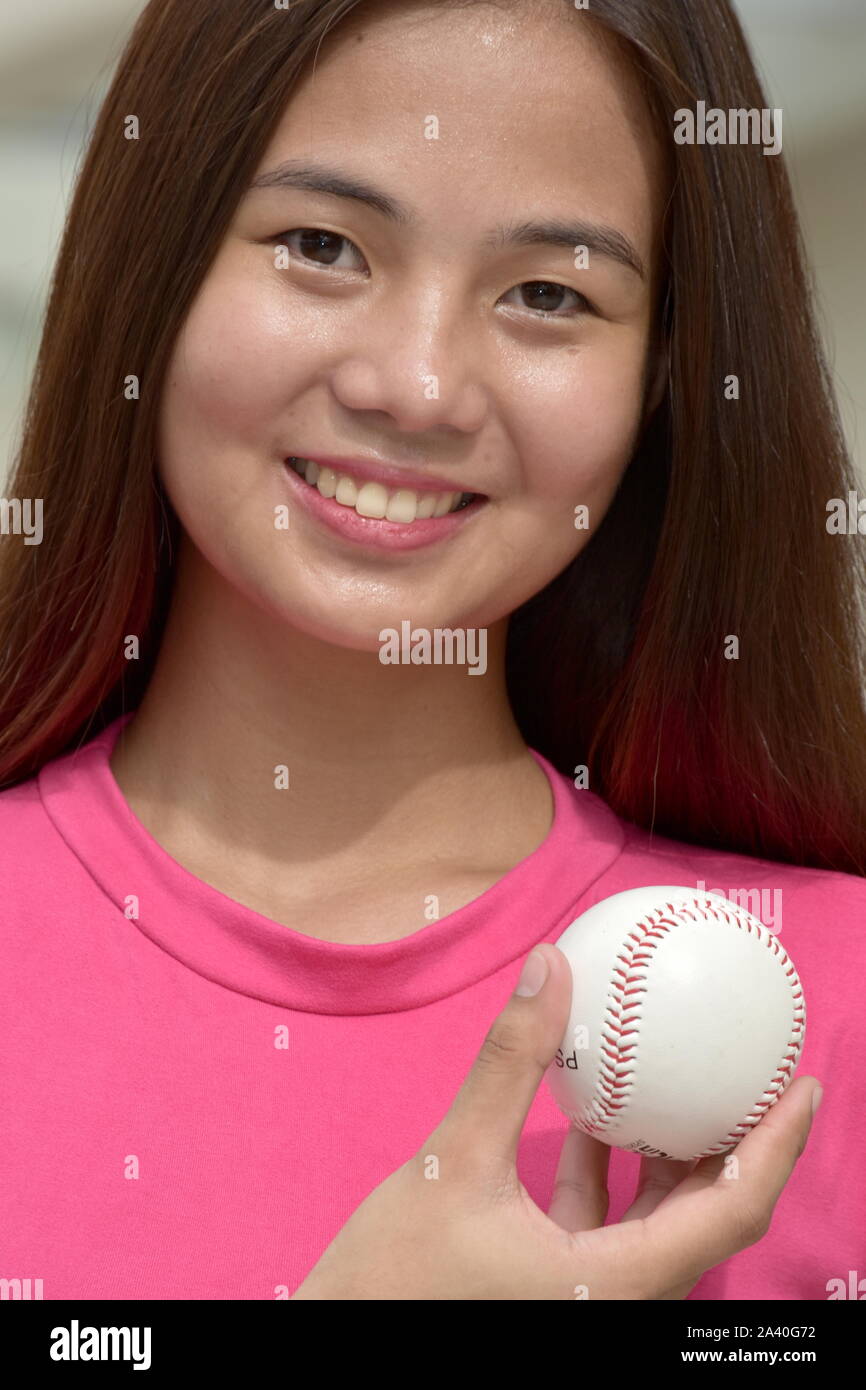 Lächelnd sportliche Minderheit weiblichen Baseballspieler Stockfoto