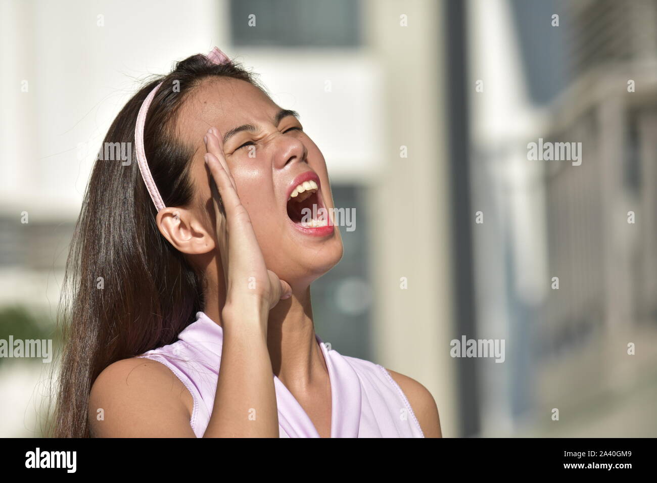 Jugendliche Frauen schreien Stockfoto