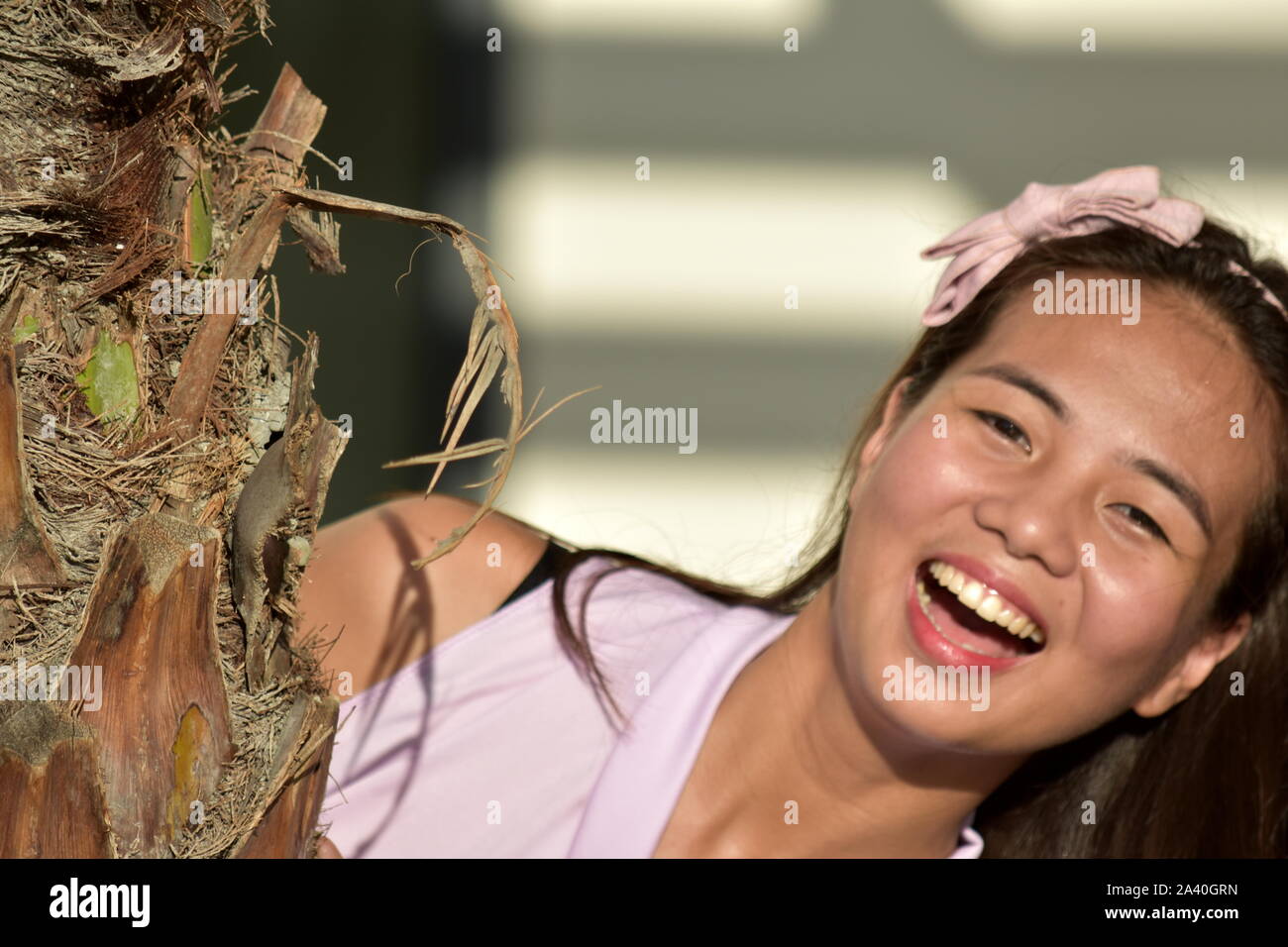 Lächelnde junge asiatische Frau Stockfoto