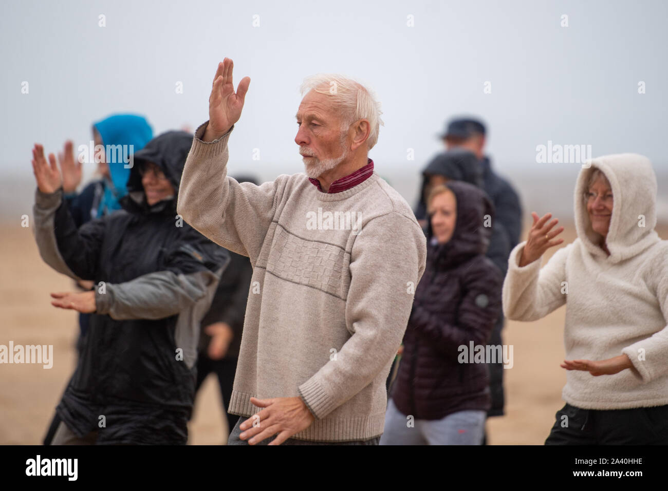 Norfolk Bewohner nehmen an einem frühen Morgen Tai Chi Qigong Sitzung auf Gorleston Strand in Norfolk ein neues Norfolk County Council der öffentlichen Gesundheit Kampagne zu starten. Stockfoto