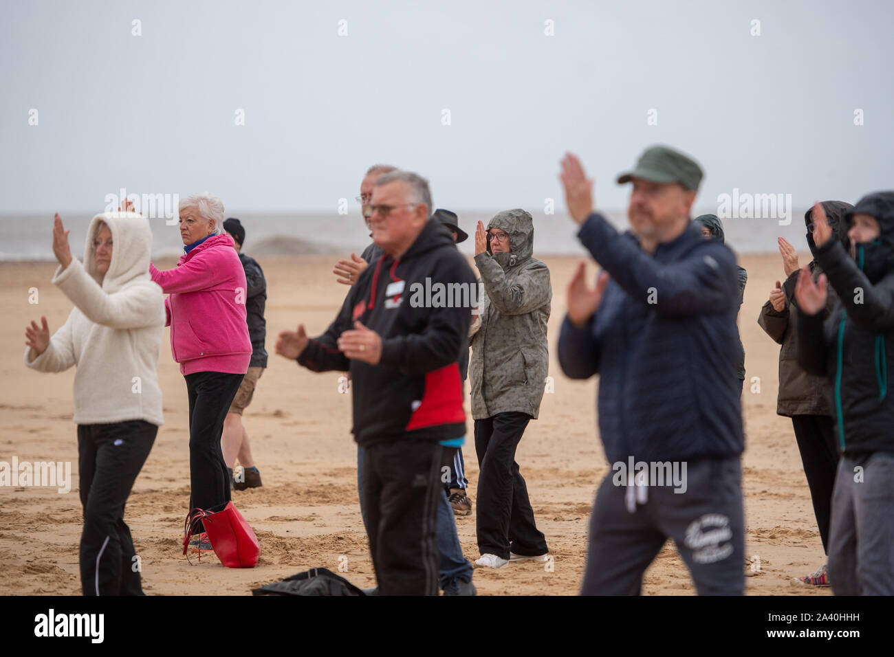 Norfolk Bewohner nehmen an einem frühen Morgen Tai Chi Qigong Sitzung auf Gorleston Strand in Norfolk ein neues Norfolk County Council der öffentlichen Gesundheit Kampagne zu starten. Stockfoto