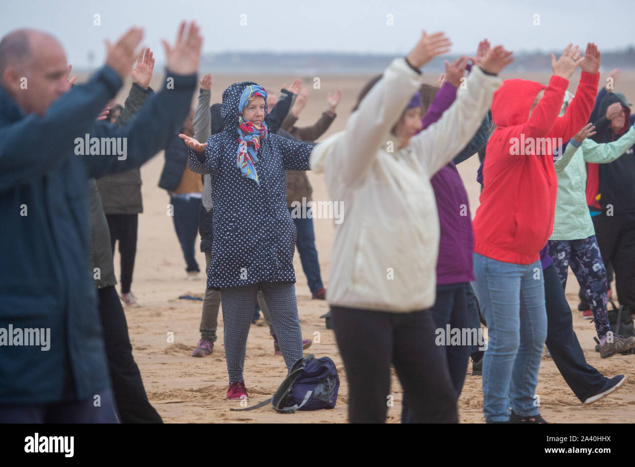 Norfolk Bewohner nehmen an einem frühen Morgen Tai Chi Qigong Sitzung auf Gorleston Strand in Norfolk ein neues Norfolk County Council der öffentlichen Gesundheit Kampagne zu starten. Stockfoto