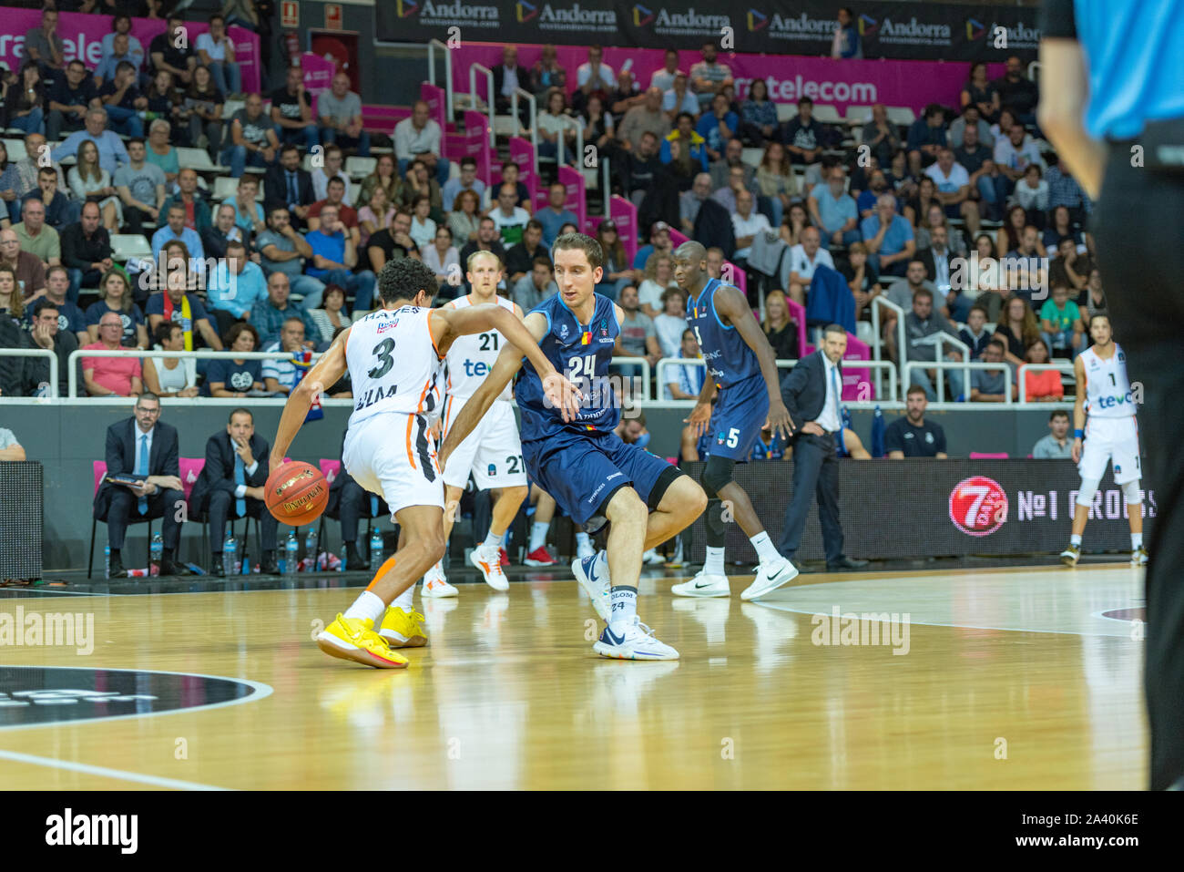 Andorra La Vella, Andorra: 2019 Oktober 06: Spieler in Aktion in der Liga ACB Endesa Übereinstimmung zwischen Mora Banc Andorra BC und Rathiopharm Ulm. Stockfoto