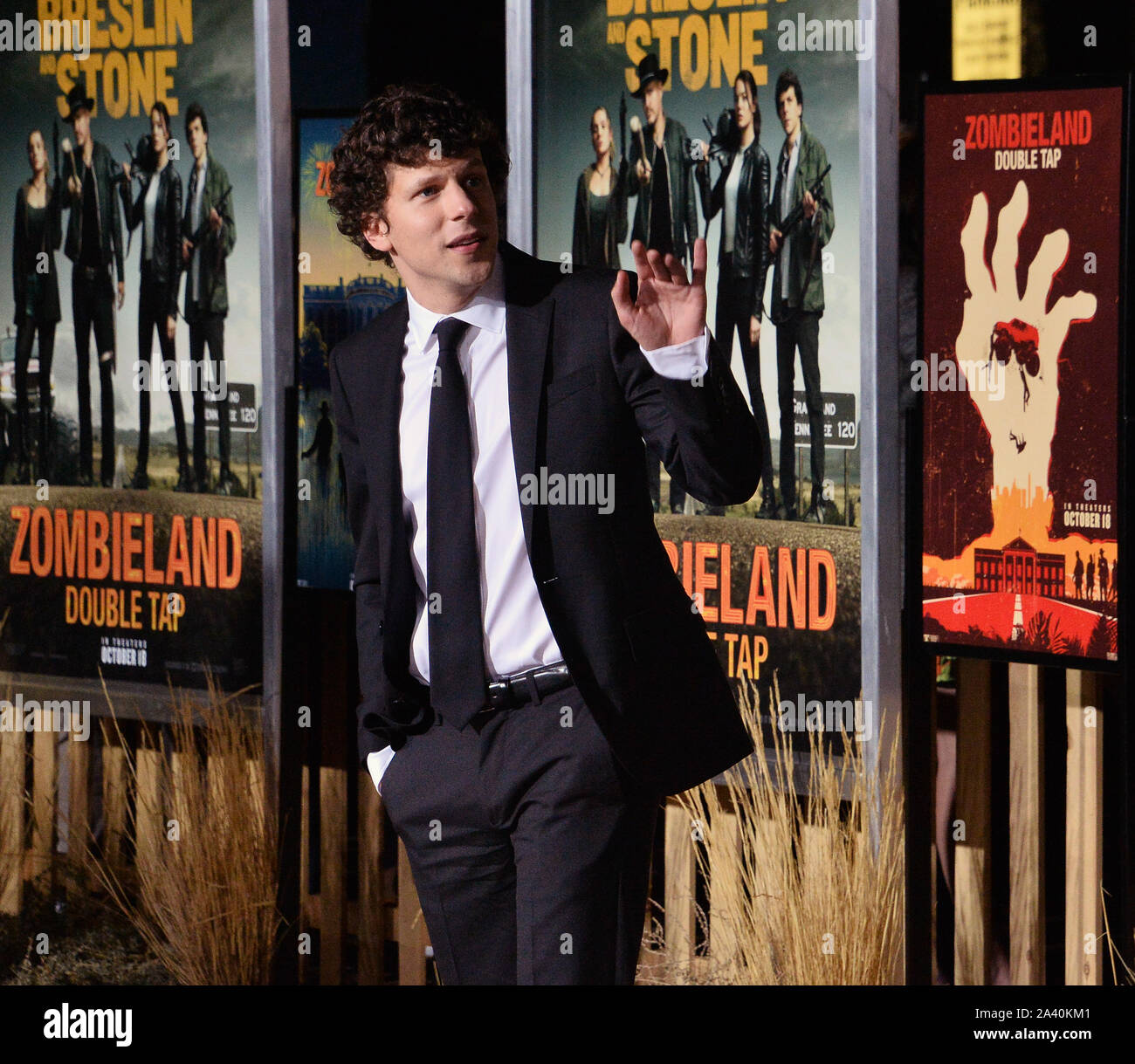 Los Angeles, USA. 10 Okt, 2019. Warf Mitglied Jesse Eisenberg besucht die Premiere des Motion picture Horrorkomödie "Zombieland: Double Tap' im Regency Dorf Theater im Westwood Abschnitt von Los Angeles am Donnerstag, den 10. Oktober 2019. Storyline: Columbus, Tallahassee, Wichita, und Little Rock in die American Heartland, wie sie gegen Zombies entwickelt, anderen Überlebenden, und die wachsenden Schmerz der snarky behelfsmäßigen Familie. Foto von Jim Ruymen/UPI Quelle: UPI/Alamy leben Nachrichten Stockfoto