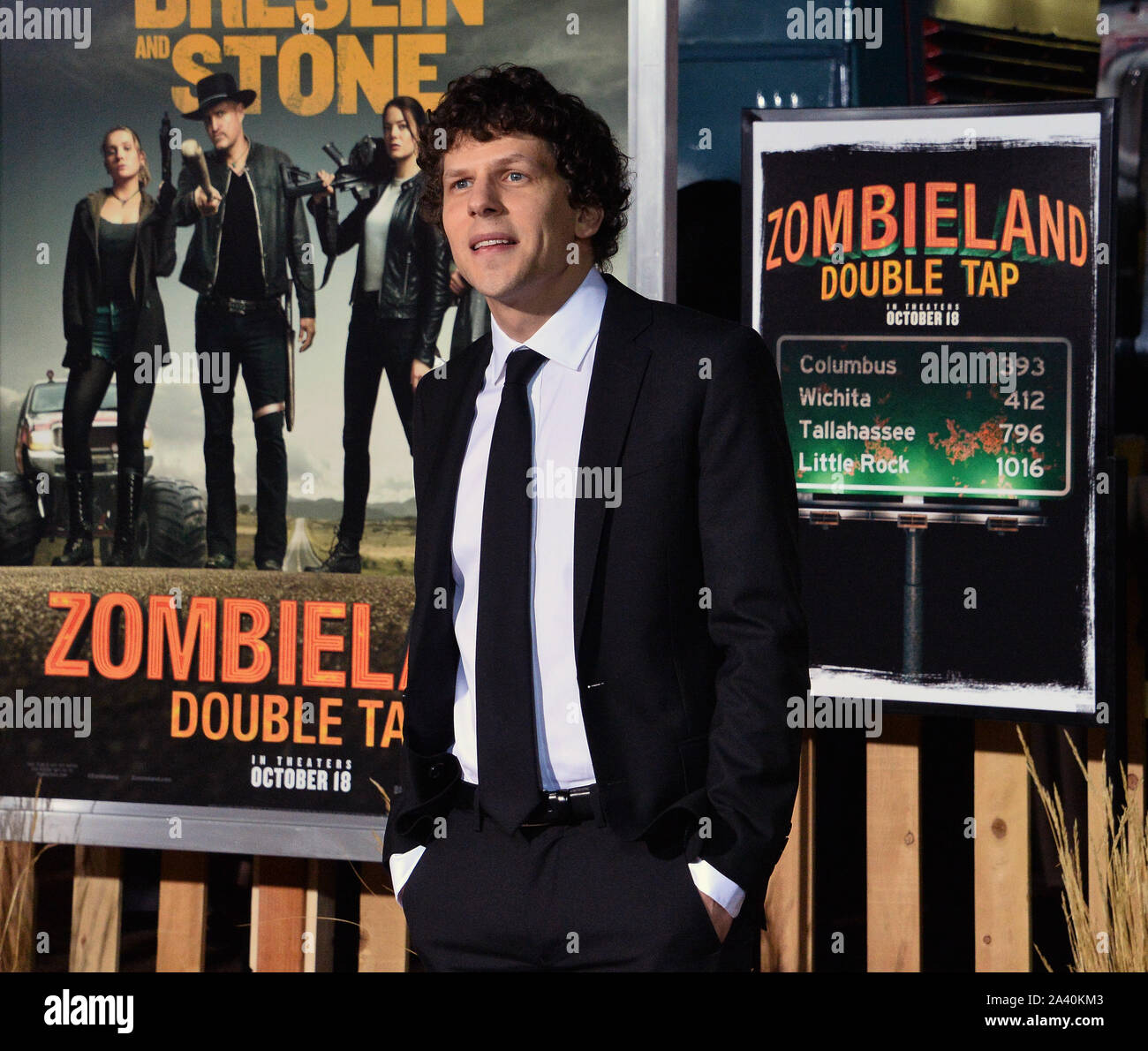 Los Angeles, USA. 10 Okt, 2019. Warf Mitglied Jesse Eisenberg besucht die Premiere des Motion picture Horrorkomödie "Zombieland: Double Tap' im Regency Dorf Theater im Westwood Abschnitt von Los Angeles am Donnerstag, den 10. Oktober 2019. Storyline: Columbus, Tallahassee, Wichita, und Little Rock in die American Heartland, wie sie gegen Zombies entwickelt, anderen Überlebenden, und die wachsenden Schmerz der snarky behelfsmäßigen Familie. Foto von Jim Ruymen/UPI Quelle: UPI/Alamy leben Nachrichten Stockfoto