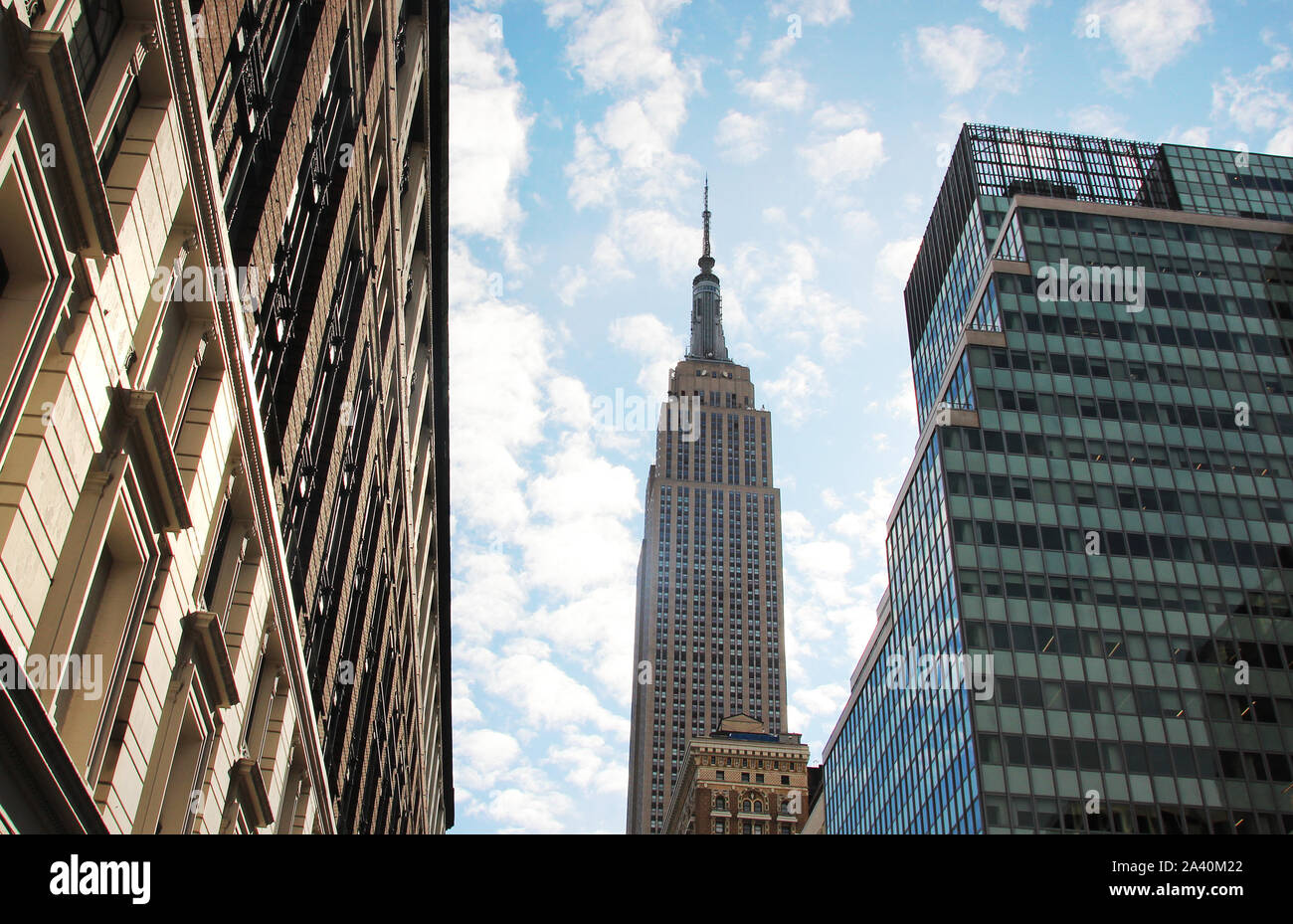 New York, USA. 10 Okt, 2019. Das Empire State Building (M) ist eine der ältesten von New York, dem höchsten und bekanntesten Wolkenkratzer - aber die Konkurrenz wird größer. Mit einer teuren Sanierung der Ausstellung und Aussichtsplattformen, das Gebäude ist jetzt zurück schlagen im Wettbewerb für die Besucher. Credit: Christina Horsten/dpa/Alamy leben Nachrichten Stockfoto