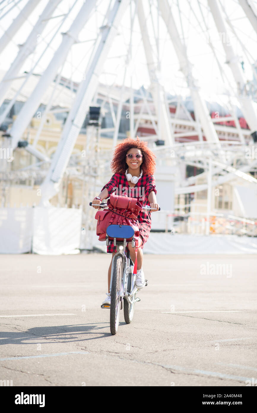 Gerne student reiten ihr Fahrrad auf dem Weg zur Universität Stockfoto
