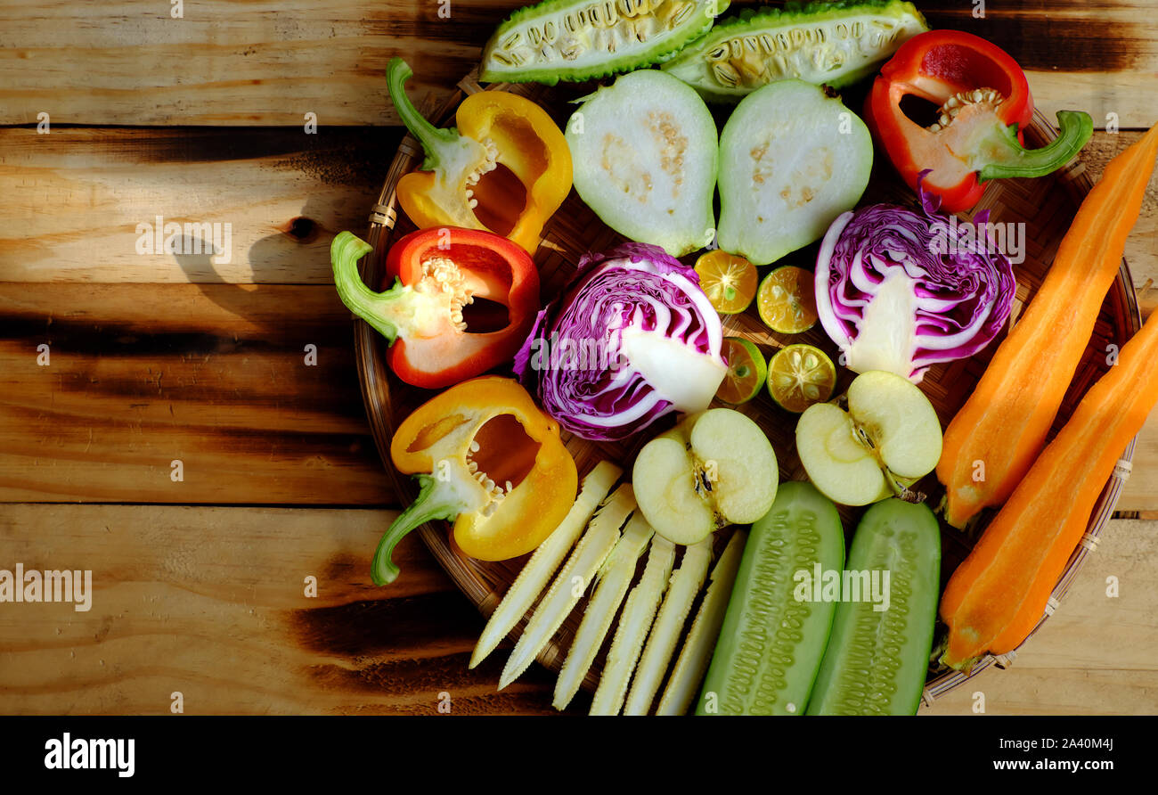 Zutatenfutter für vegane vermicelli mit Gemüse, rot, gelbe Paprika, lila Kohl, Koriander, Gurke, Karotte, vegetarisch Stockfoto