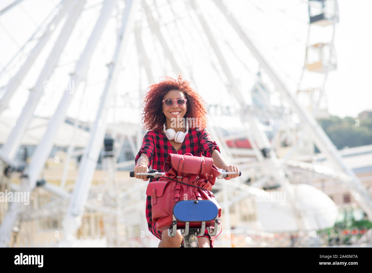 Strahlende Mädchen tragen Sonnenbrillen Reiten Fahrrad- und Gefühl unglaublich Stockfoto