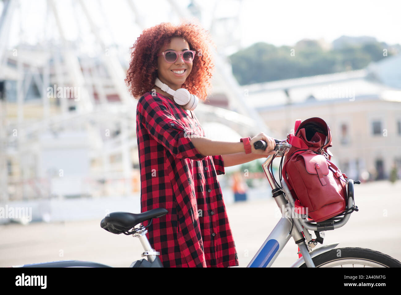 Stilvolle junge Frau genießen Sie Ihren Tag beim Reiten Fahrrad Stockfoto