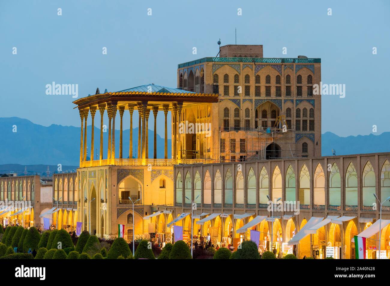 Beleuchtete Ali Qapu Palast in der Dämmerung, Maydam-e Iman Square, Esfahan, Iran Stockfoto