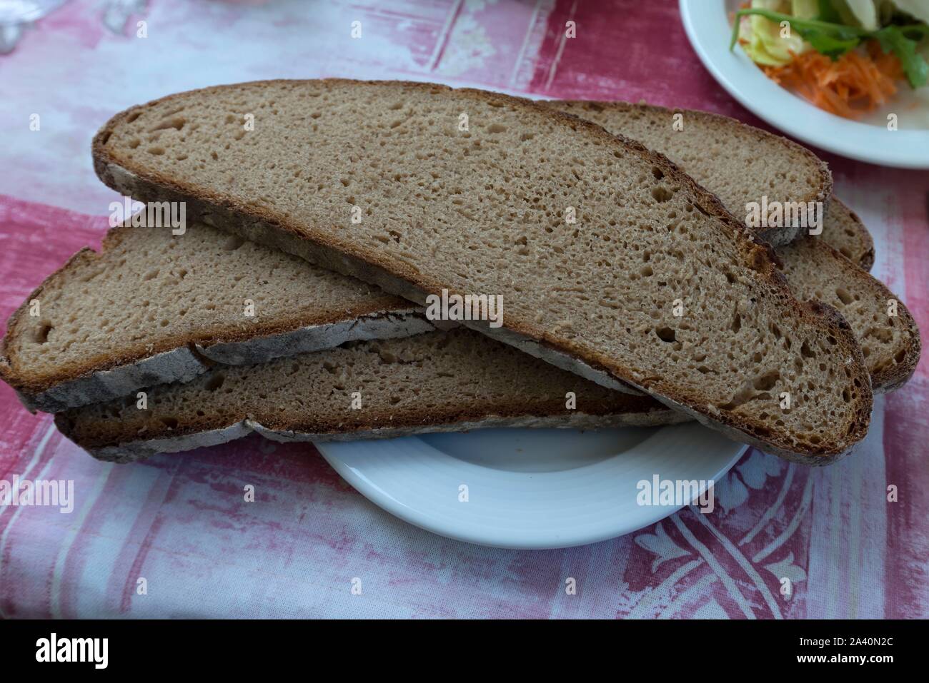 Geschnittenes Brot auf den Teller, Bayern, Deutschland Stockfoto