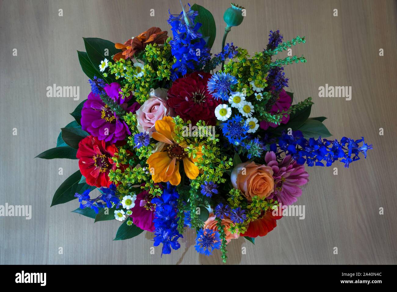 Bunter Blumenstrauß mit Sommerblumen, Deutschland Stockfoto