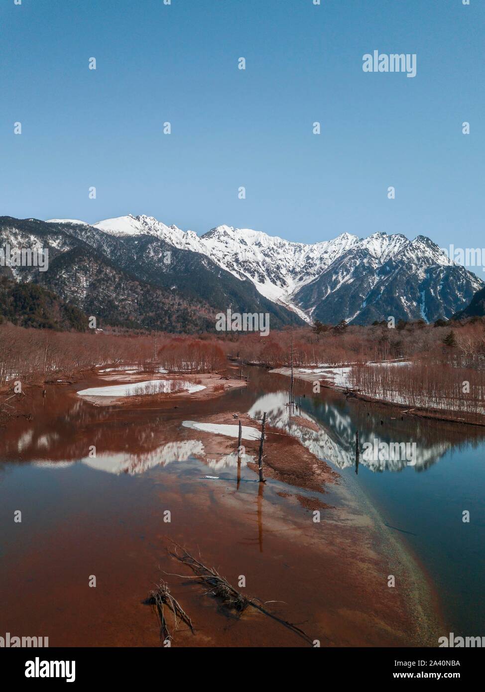 Verschneite Japanische Alpen im See Taisho Teich, Kamikochi, Matsumoto, Nagano, Japan wider Stockfoto