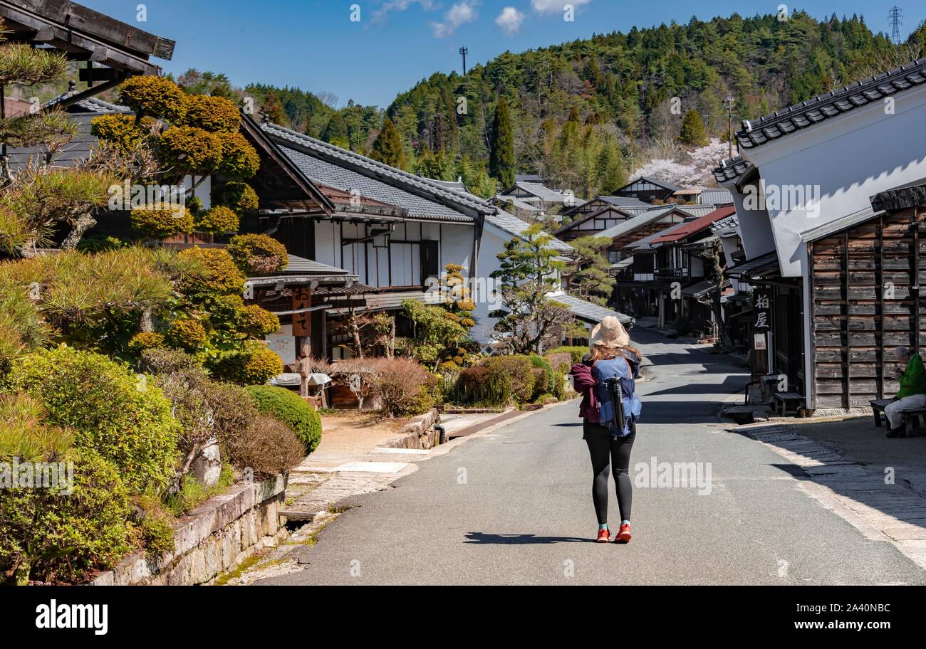 Wanderer auf der Nakasendo Pfad (ä'-å ±± é "Central Mountain Route), altes Dorf auf der Nakasendo Straße, traditionelle Häuser, Tsumago-juku, Kiso Tal Stockfoto