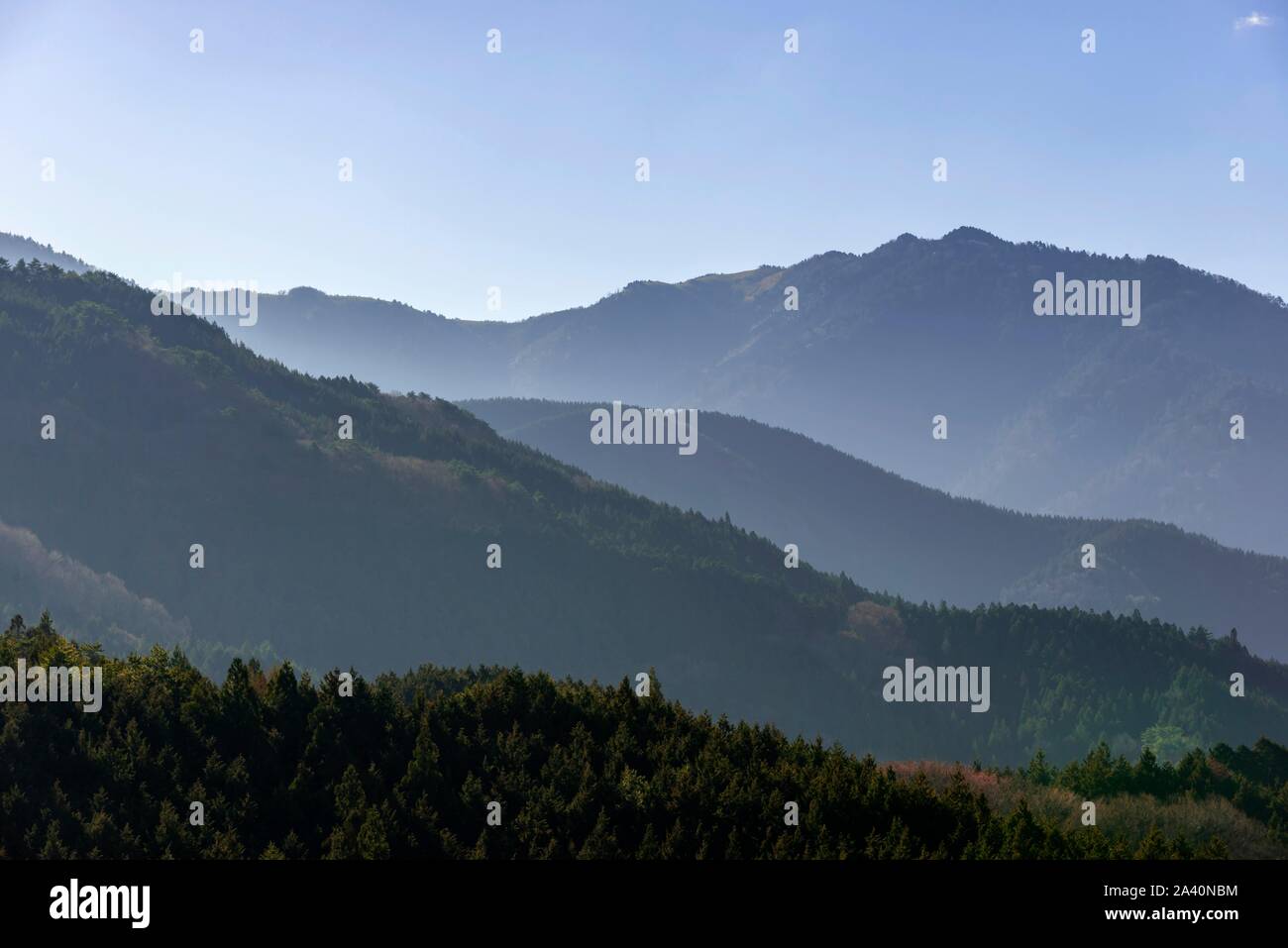Blick auf die bewaldeten Berge der Nakasendo Straße, Kiso Tal, Japan Stockfoto