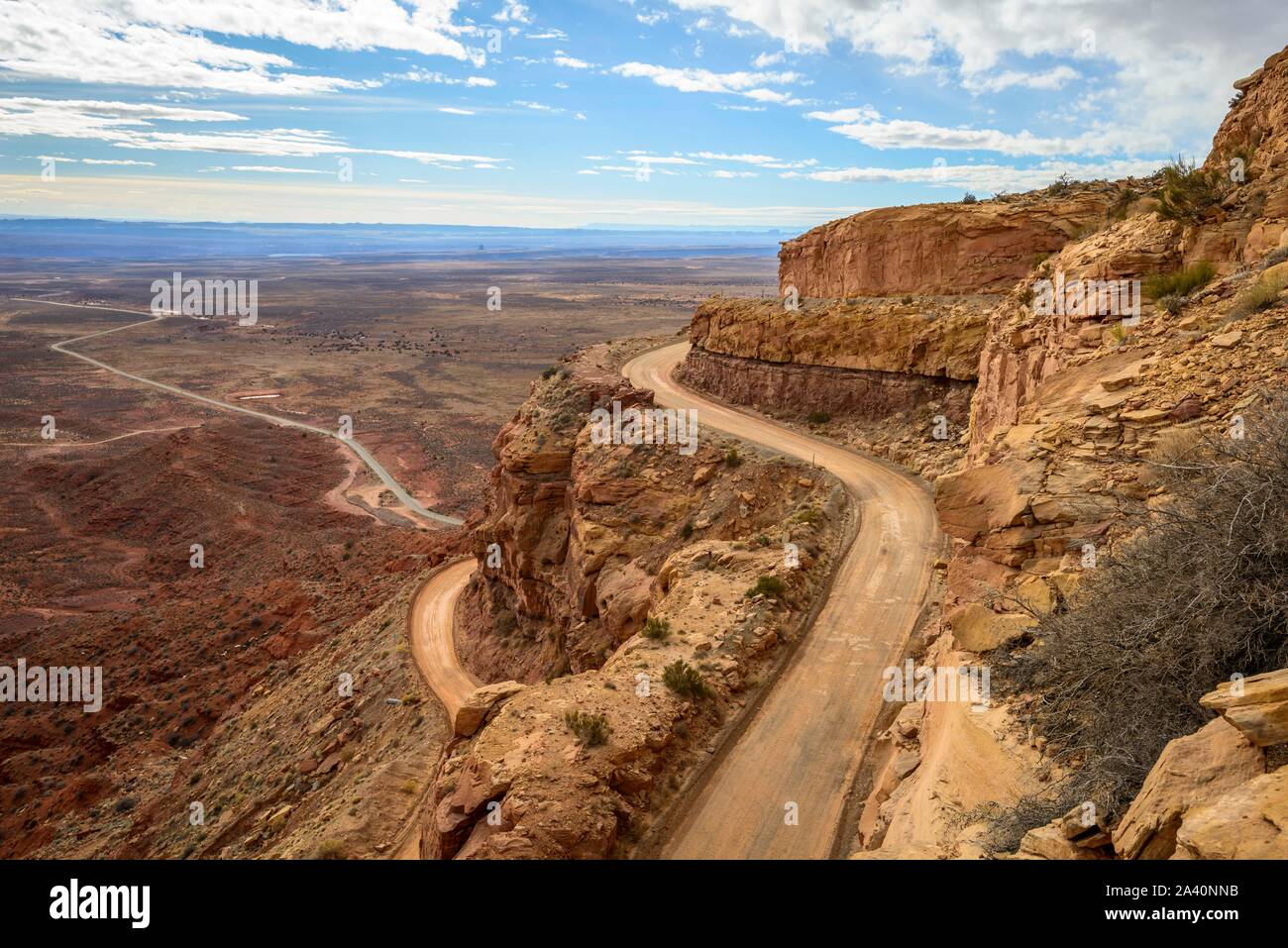 Moki Dugway führt in Serpentinen durch die Steilwand des Cedar Mesa, Blick auf das Tal der Götter, Bären Ohren National Monument, Utah State Stockfoto