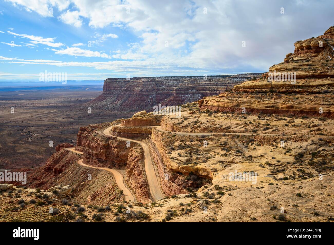 Moki Dugway führt in Serpentinen durch die Steilwand des Cedar Mesa, Blick auf das Tal der Götter, Bären Ohren National Monument, Utah State Stockfoto