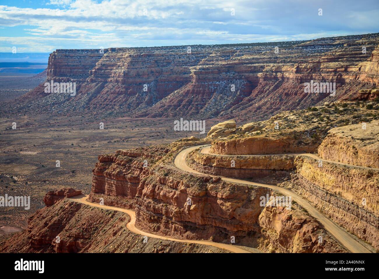 Moki Dugway überwindet die Kante des Cedar Mesa, Blick auf das Tal der Götter, Bären Ohren National Monument, Utah State Route 261, Utah, USA Stockfoto