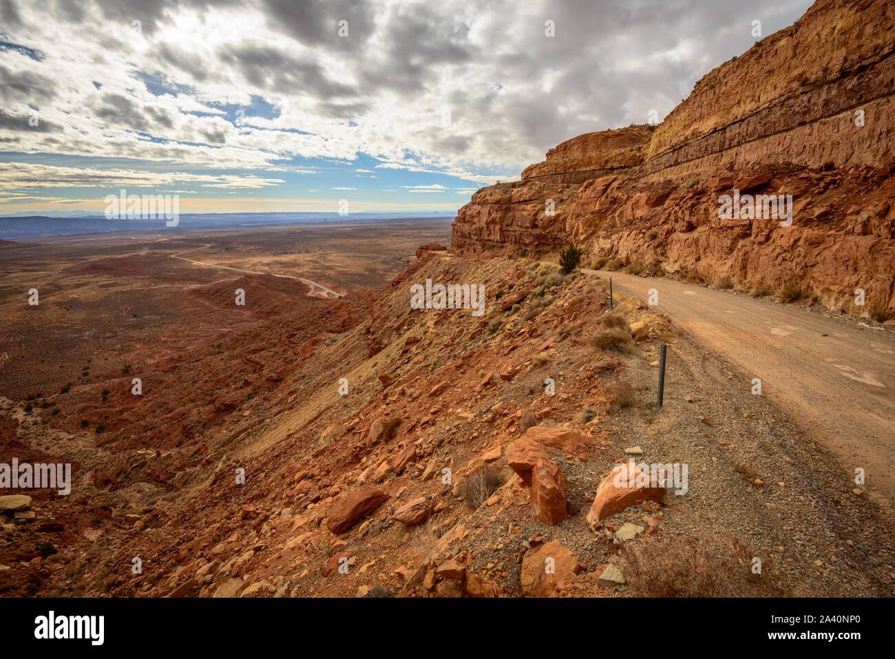 Moki Dugway führt durch die Steilwand des Cedar Mesa, Blick auf das Tal der Götter, Bären Ohren National Monument, Utah State Route 261, Utah Stockfoto