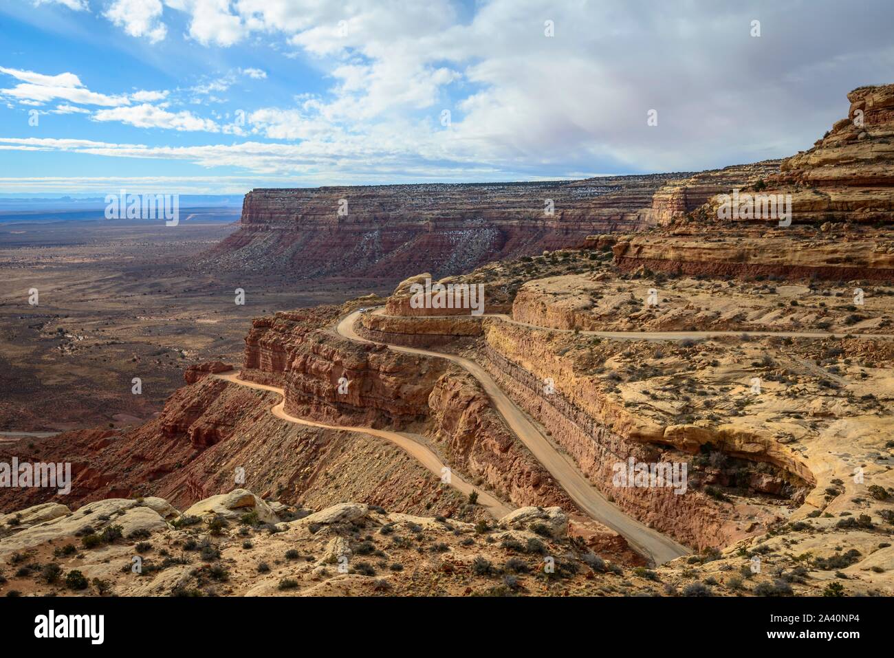 Moki Dugway führt in Serpentinen durch die Steilwand des Cedar Mesa, Blick auf das Tal der Götter, Bären Ohren National Monument, Utah State Stockfoto