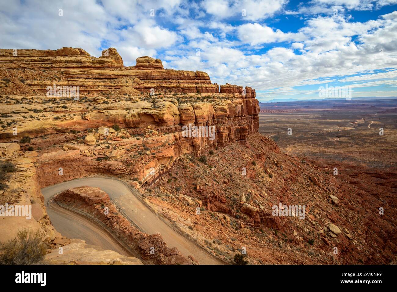 Moki Dugway führt in Serpentinen durch die Steilwand des Cedar Mesa, Blick auf das Tal der Götter, Bären Ohren National Monument, Utah State Stockfoto