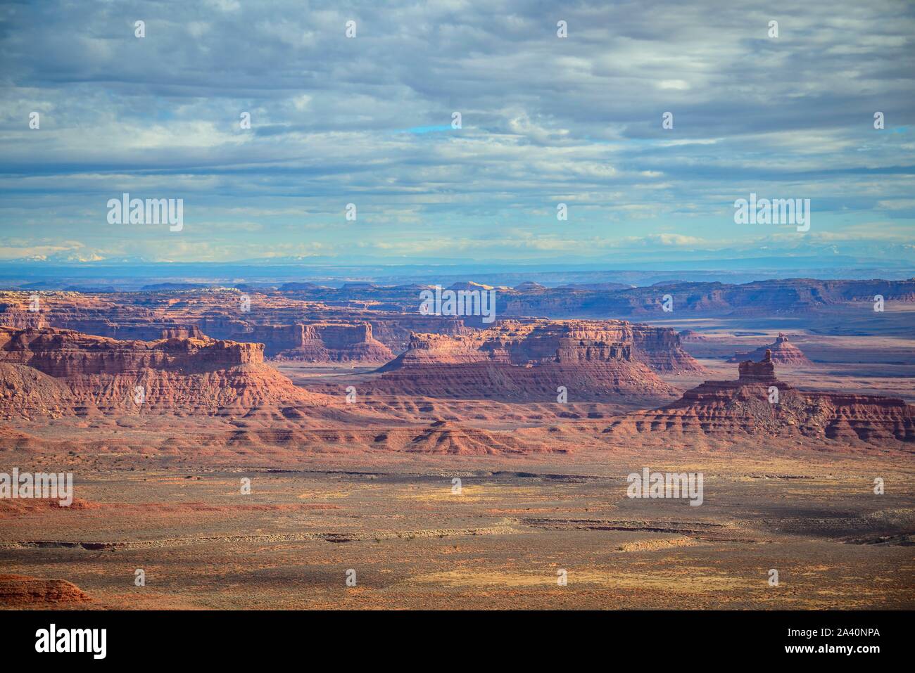 Erodierte Tafelberge, Blick auf das Tal der Götter, Moki Dugway, Bären Ohren National Monument, Utah State Route 261, Utah, USA Stockfoto