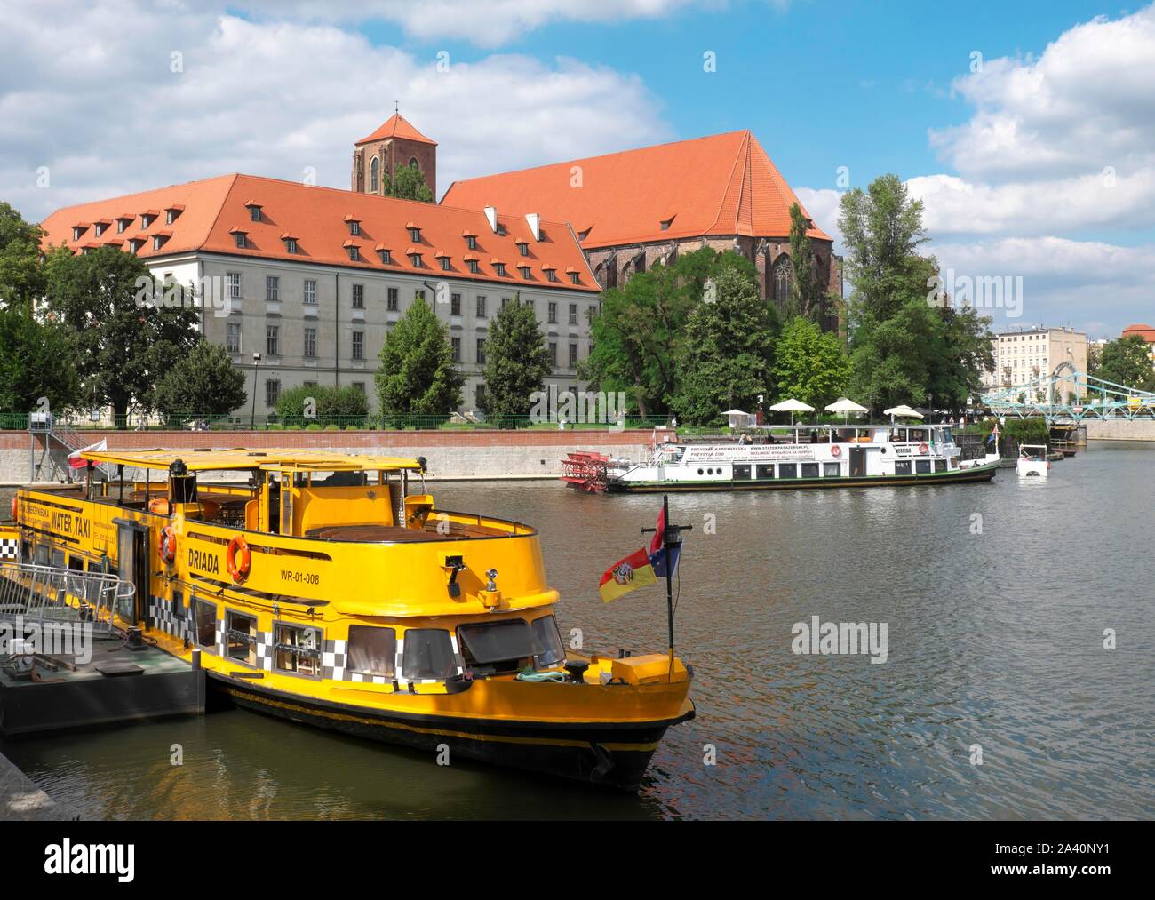 Ausflugsschiff vor der Kirche Maria auf dem Sande und Kloster der Augustiner Chorherren, Sandinsel, Breslau, Polen Stockfoto
