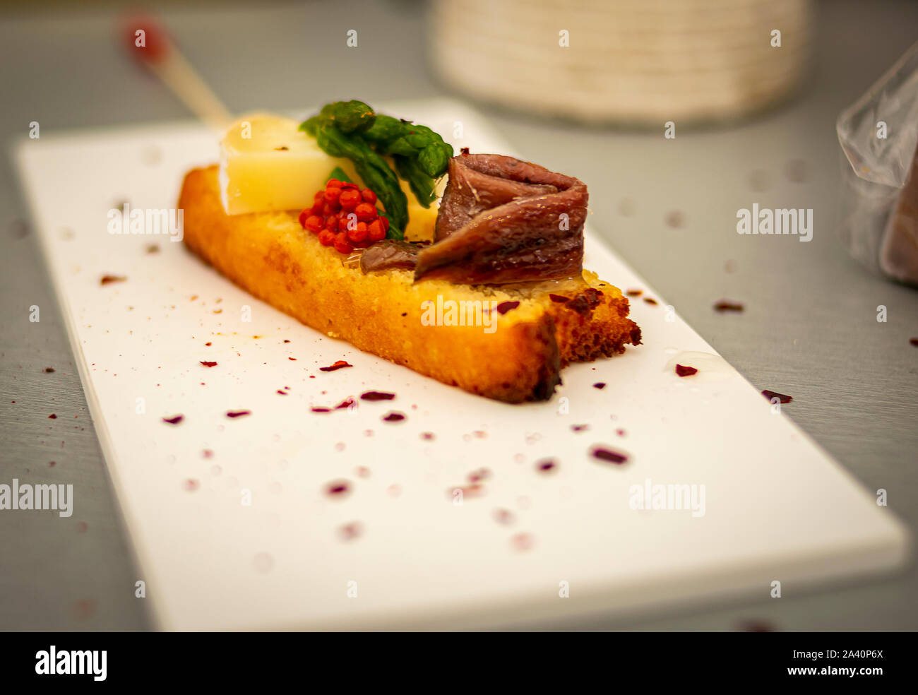 Sardellen Toast mit Spargel, Käse und Olivenöl extra vergine Stockfoto