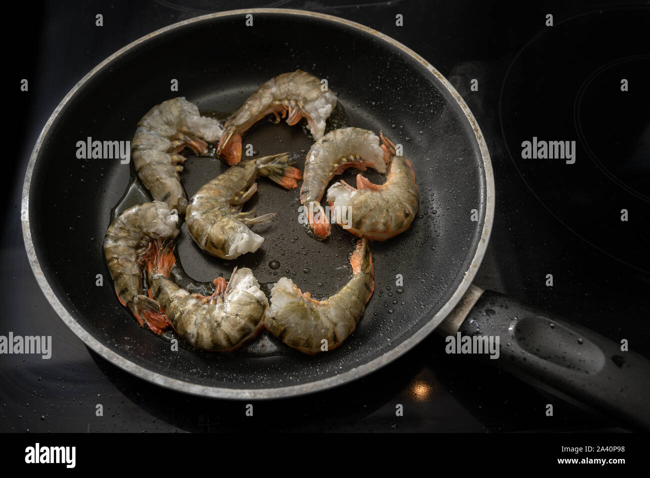 Die Röstung raw Black Tiger Garnelen Garnelen mit Schale, aber ohne Kopf in  einem Topf auf dem Herd, kochen ein leckeres Essen für niedrige carb Diät,  ausgewählte konzentrieren, Text Stockfotografie - Alamy