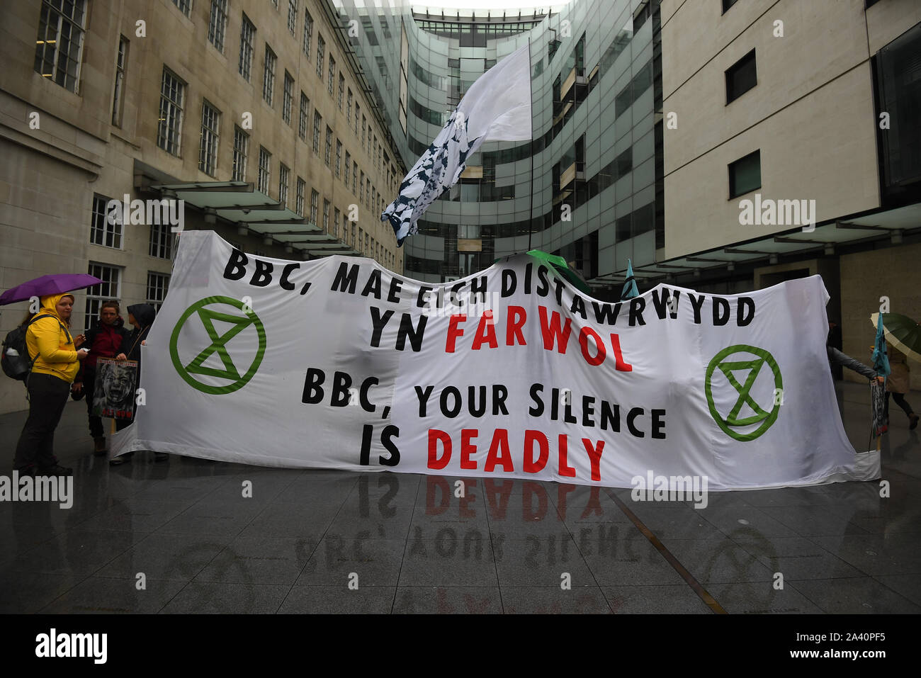 Demonstranten blockieren den Eingang des BBC in London, während ein Aussterben Rebellion (XR) protestieren. Stockfoto