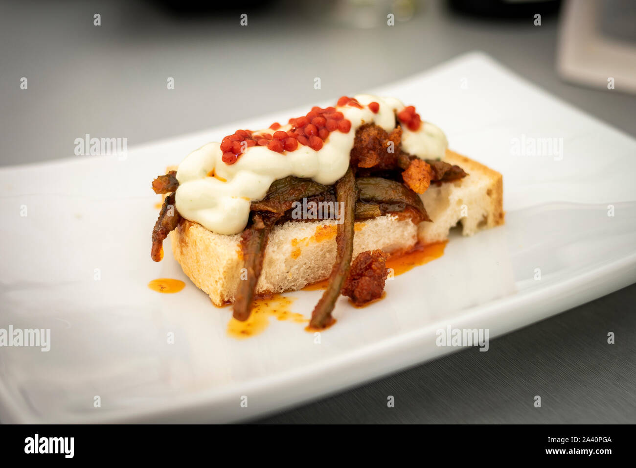 Spargel Toast mit Paprika und mahyonesa in der Gastronomie Verkostung Stockfoto