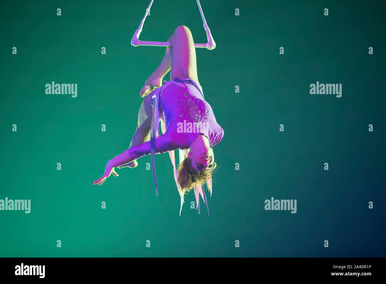 Belarus, die Stadt von Goamel, April 07, 2019. Zirkus "Illusion des Lachens'. Die gefährliche und risikoreiche Leistung einer Antenne gymnast ohne Versicherung. Stockfoto