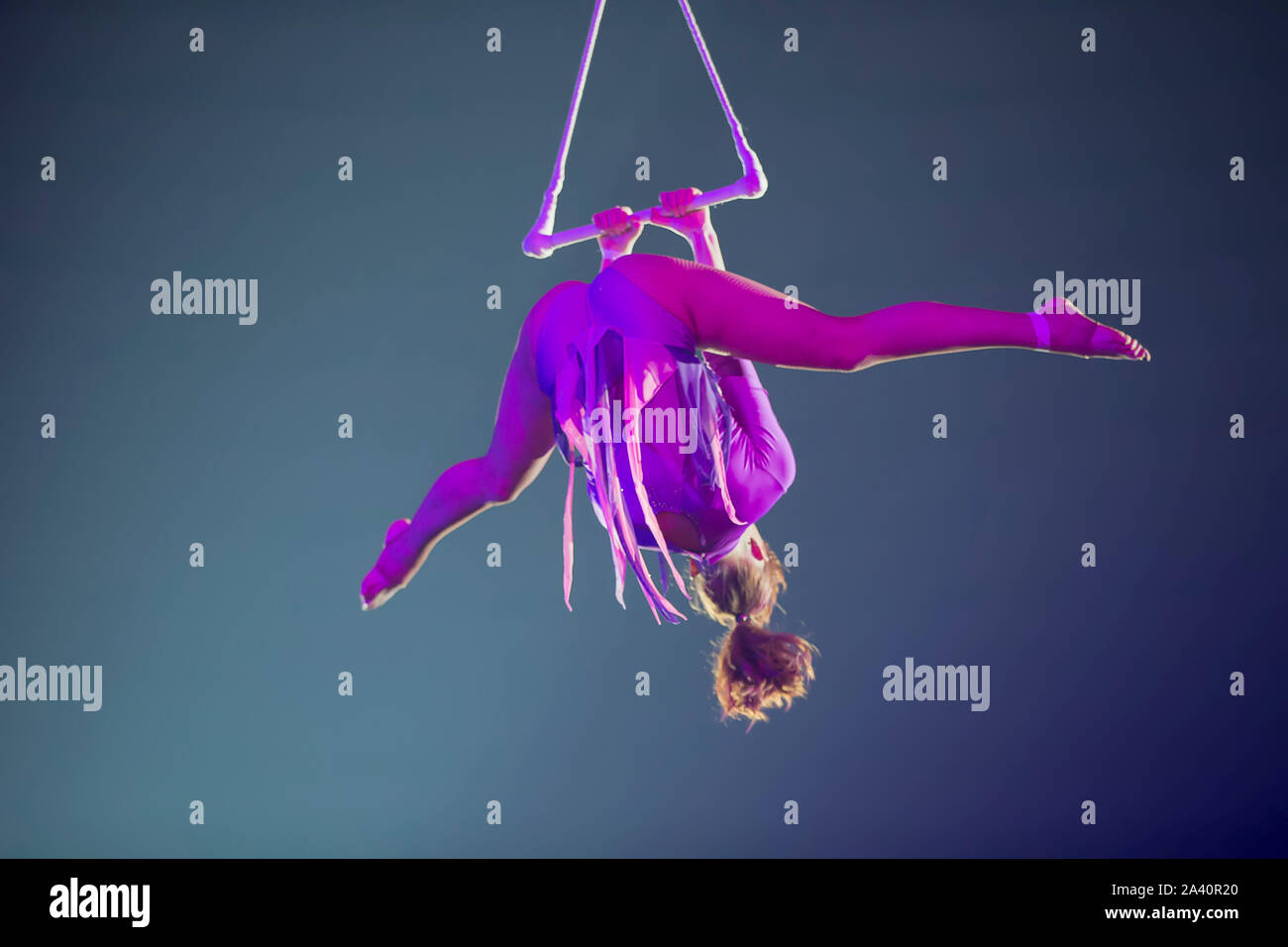 Belarus, die Stadt von Goamel, April 07, 2019. Zirkus "Illusion des Lachens'. Die gefährliche und risikoreiche Leistung einer Antenne gymnast ohne Versicherung. Stockfoto