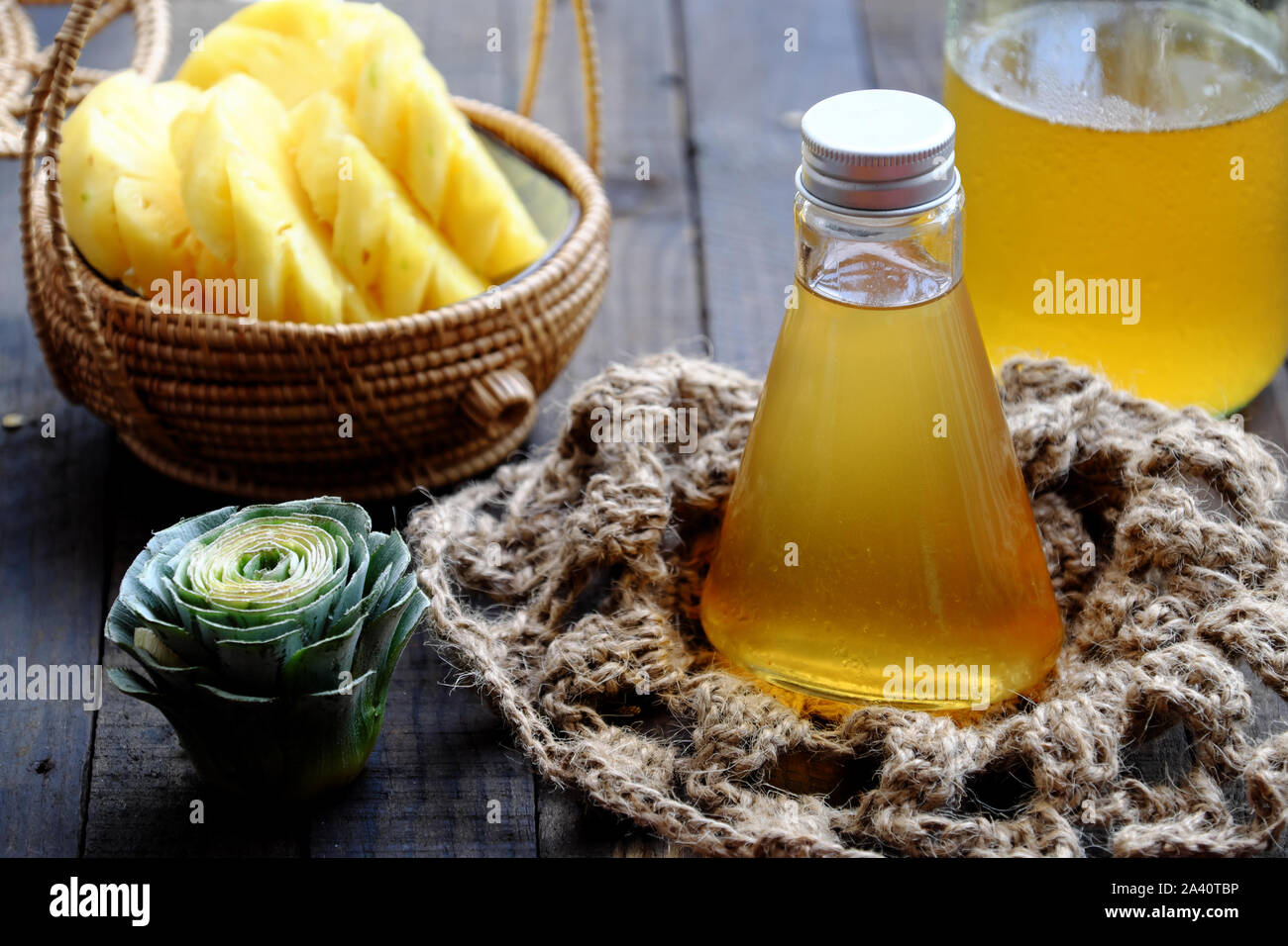Close up vegan tauchen Saucen Flasche von Scheiben Ananas mit Salz für die Vietnamesische vegetarische Küche auf schwarzem Holz- Hintergrund Stockfoto
