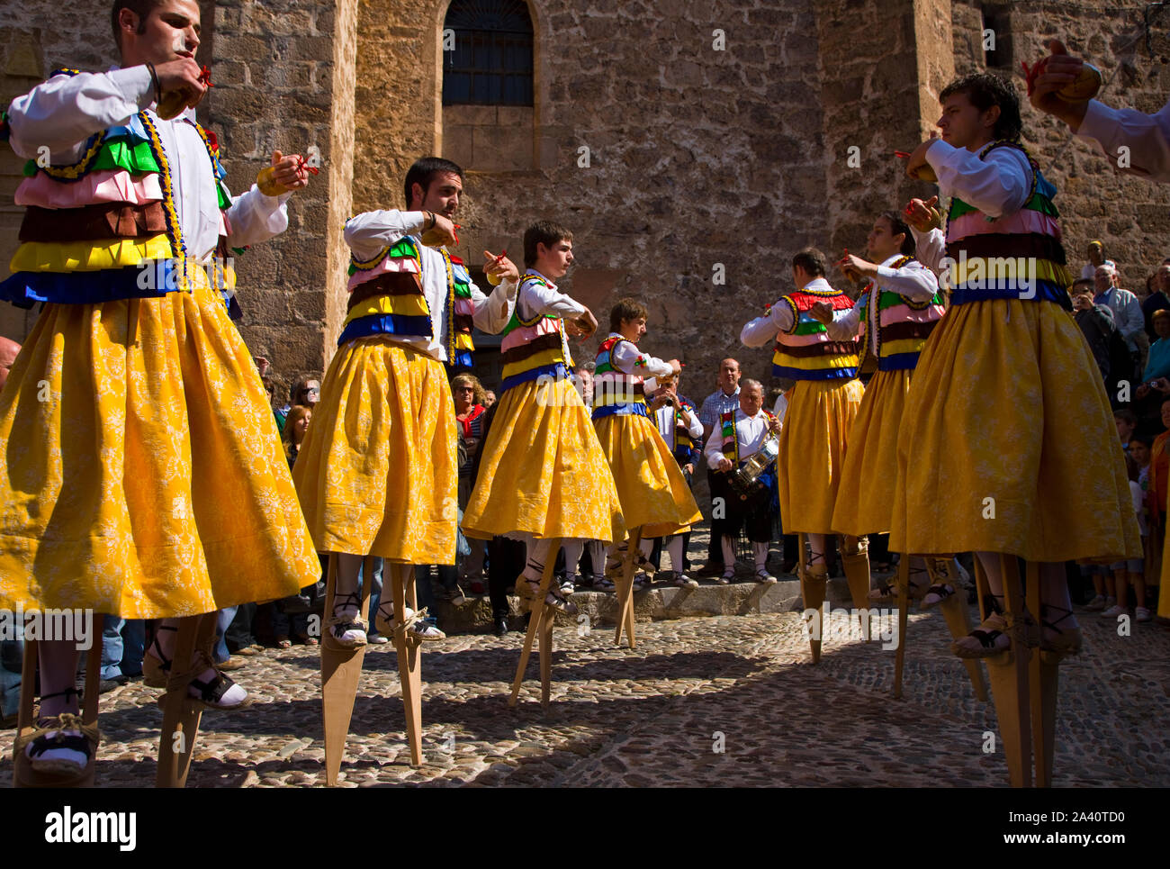 Fiesta tradicional Danza de los Zancos. Anguiano und La Rioja España Stockfoto