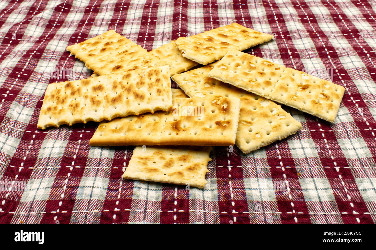 Cracker auf einem Picknicktisch Tuch Stockfoto