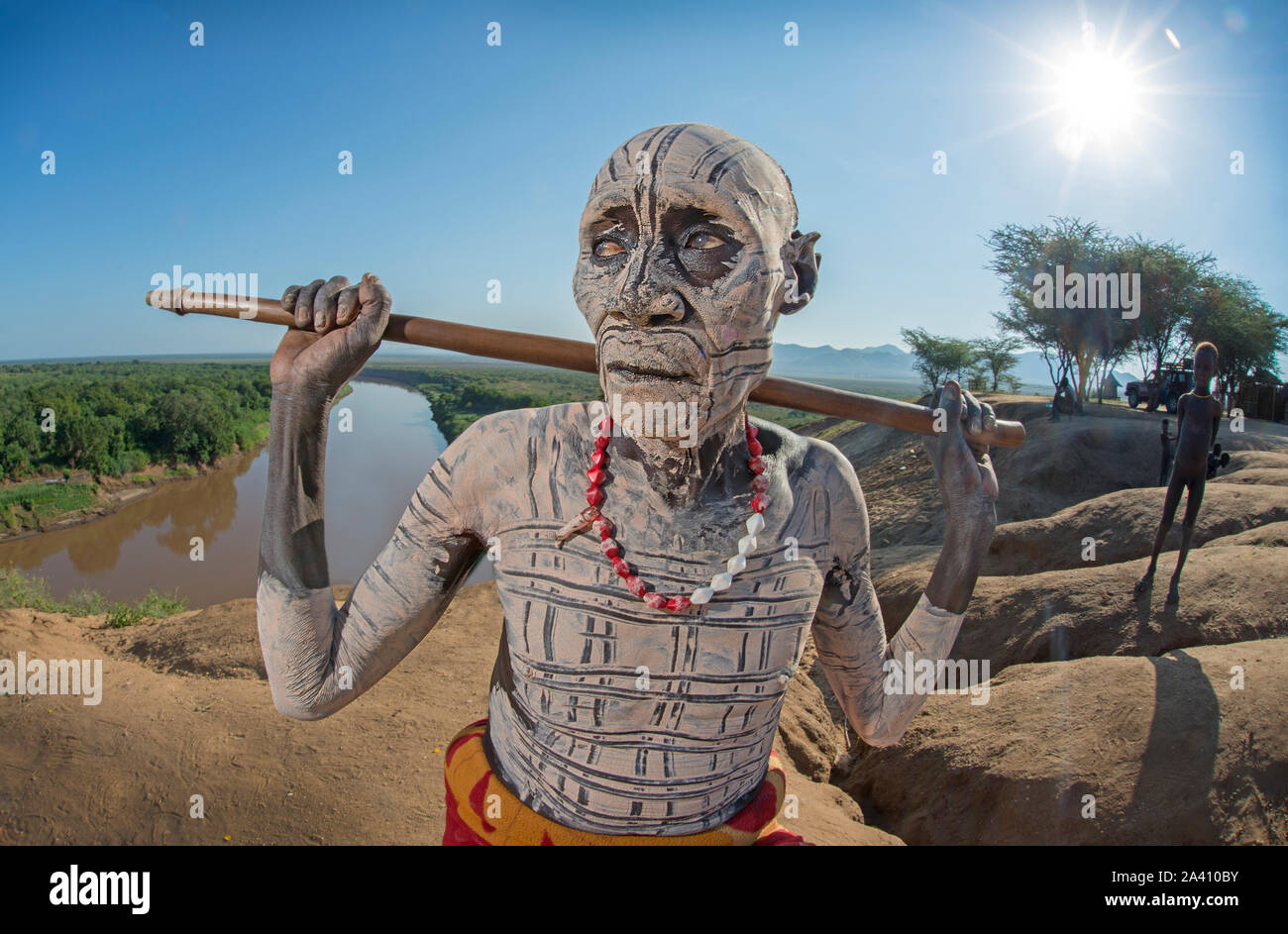 Äthiopien: ein stammesältesten, slavered in Kriegsbemalung steht vor der atemberaubenden Omo Tal. Schockierende Bilder zeigen die seltsamen Sitten der Stämme in der Om Stockfoto