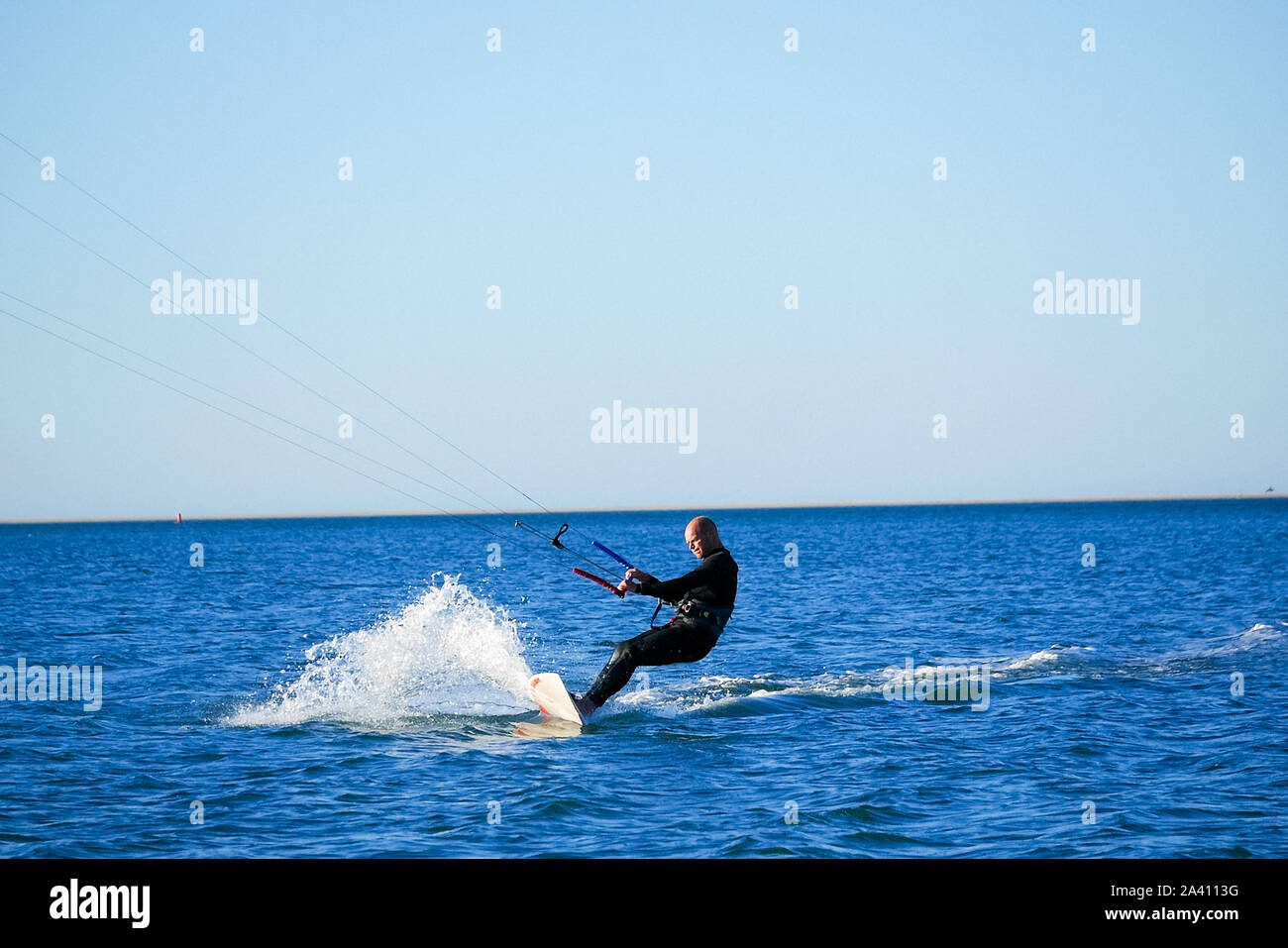 Eine Sequenz von einem Mann Kite Surfen im Meer in Texel in den Niederlanden. Stockfoto