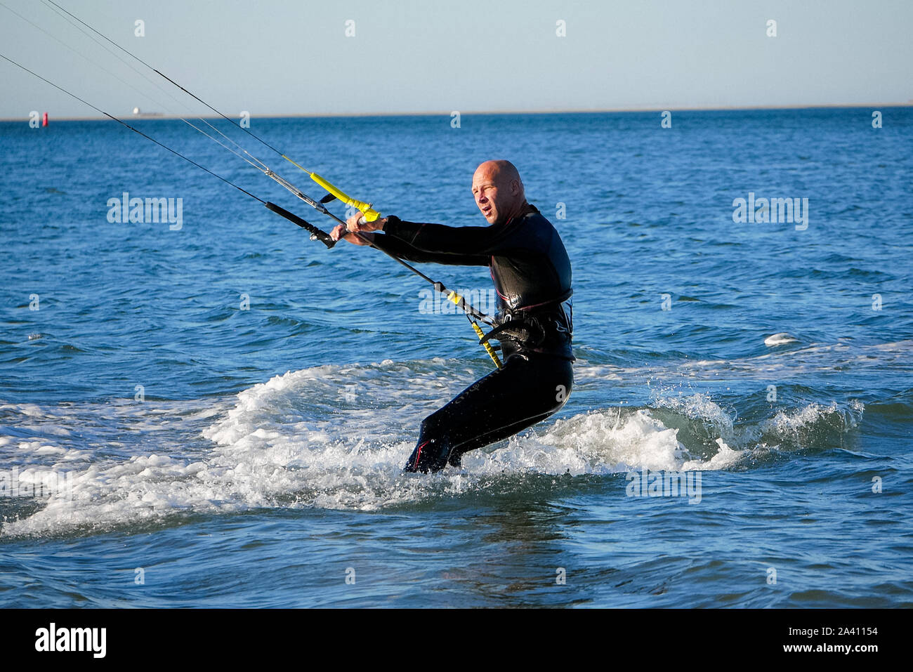 Eine Sequenz von einem Mann Kite Surfen im Meer in Texel in den Niederlanden. Stockfoto