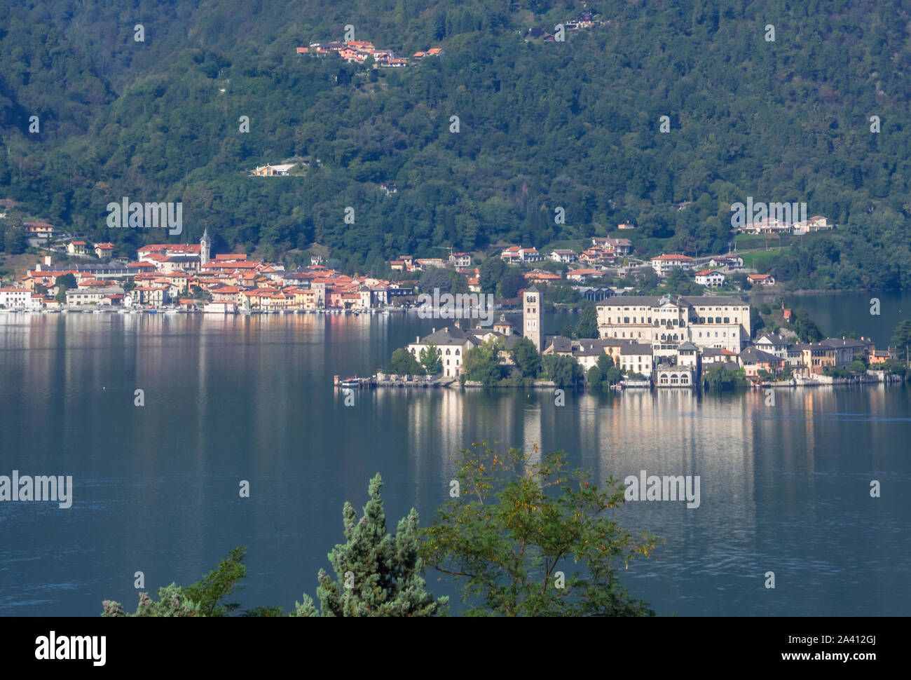 Panoramablick auf die Berge rund um den romantischen See Orta und die Insel San Giulio. Italien Stockfoto