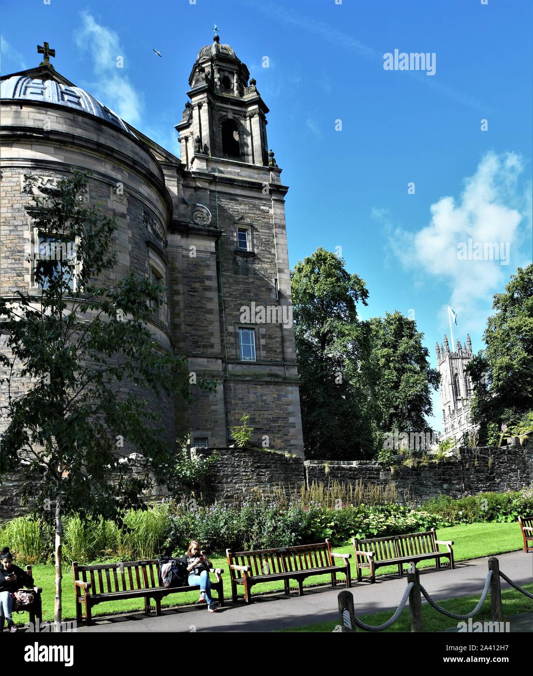 Die St. Cuthbert Kirche am westlichen Ende der Princess Street Gardens der Kirche geglaubt wird, der erste christliche Gebäude in Edinburgh zurück zu 670 AD. Stockfoto