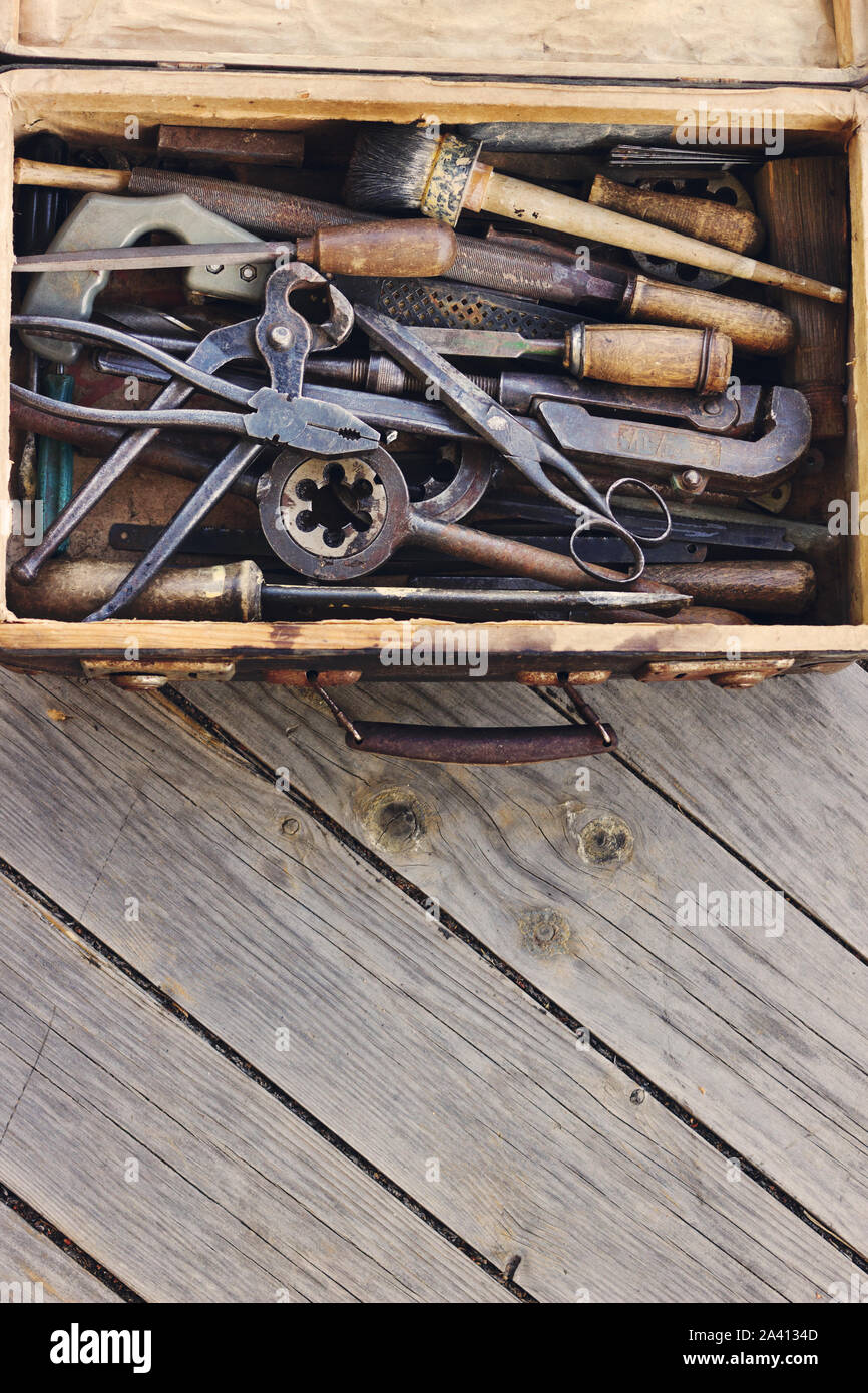 Box mit verschiedenen alten Hand Tools auf die holzbretter und ein Text Raum Stockfoto