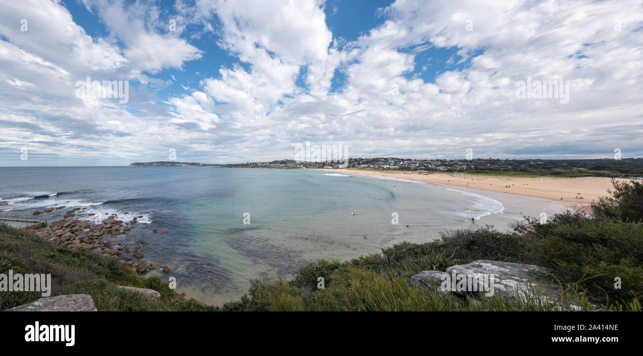 Ein Panoramabild von Curl Curl und Norden Curl Curl Strand und Pool Blick vom nördlichen Ende in Sydney, Australien Stockfoto